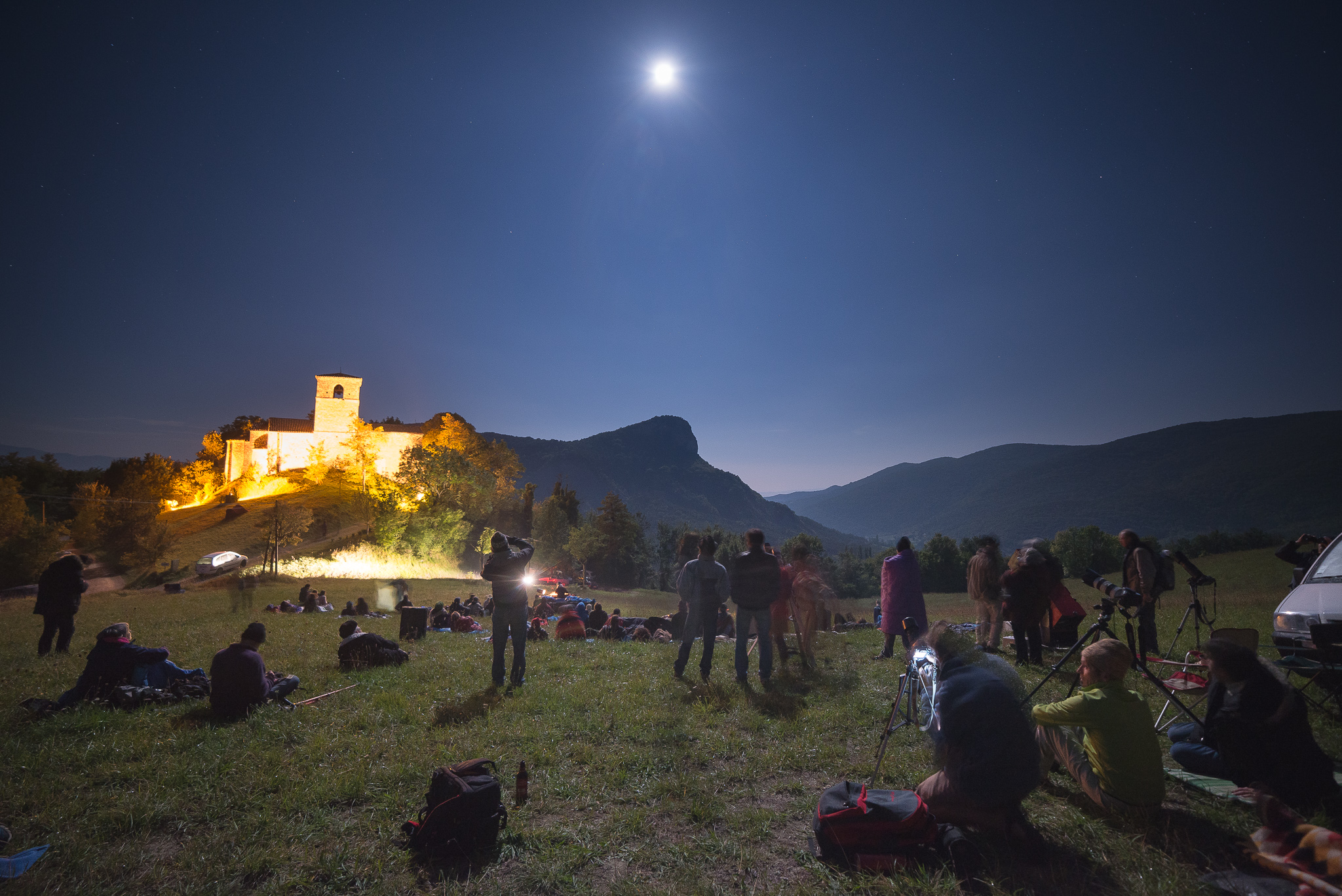 Il y avait du monde pour regarder la lune ...