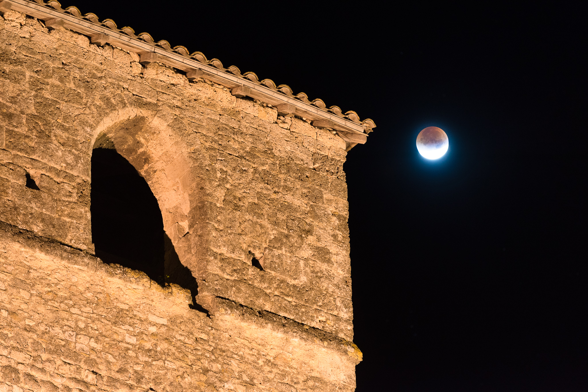 Eglise de Gigor sur fond d'eclipse de lune