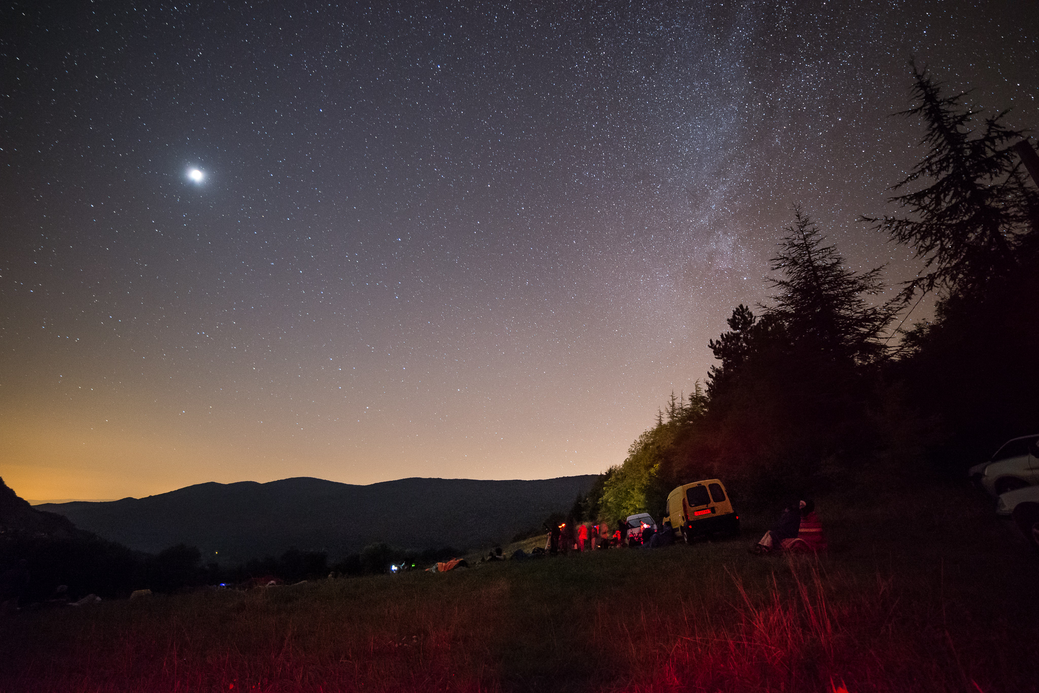 La lune accompagnée de la voie lactée