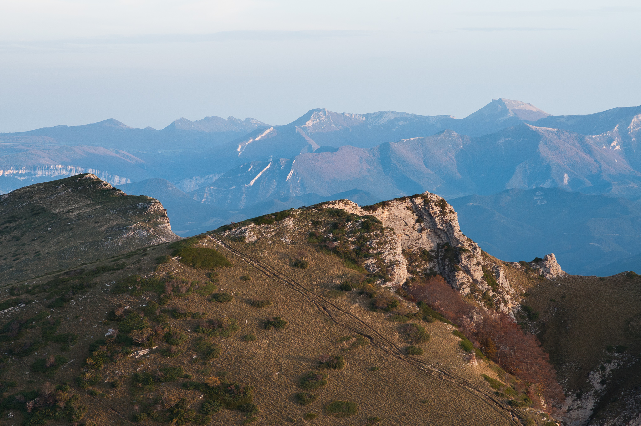 Le Roc de Toulau sur la droite à l'horizon